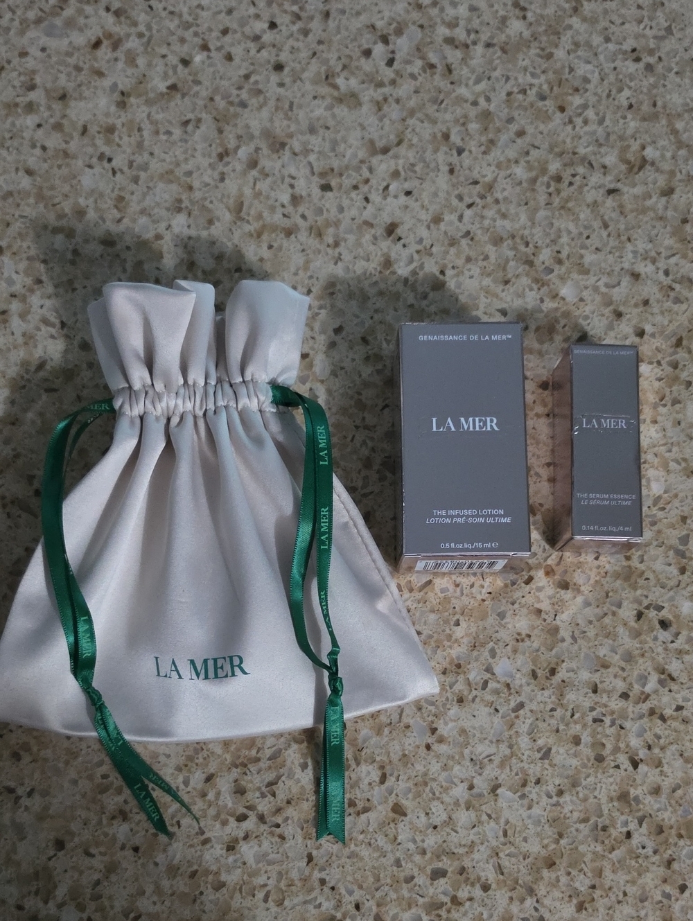 La Mer Cream Drawstring Pouch with Green Ribbon and Gold Boxes